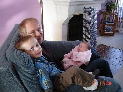 Félix et grand-papa Jacques avec la petite Chloé.