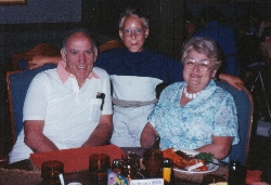 Marc-André avec ses grands parents Réjane et Rolland à l'occasion de son 10e anniversaire de naissance.