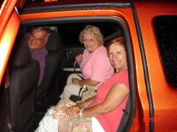 Nos invités Micheline et Claude avec Céline dans notre petite voiture de location. Remarquez que nous n'avions pas le choix de la couleur.