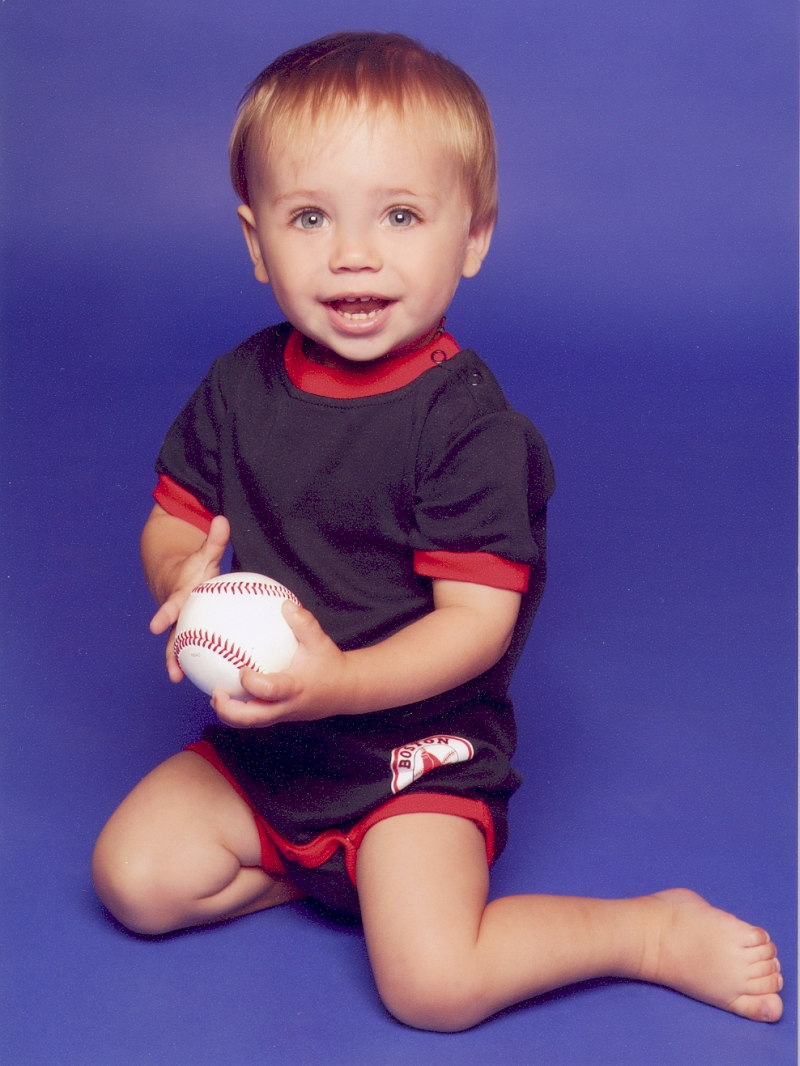 Félix avec son gant et sa balle de baseball