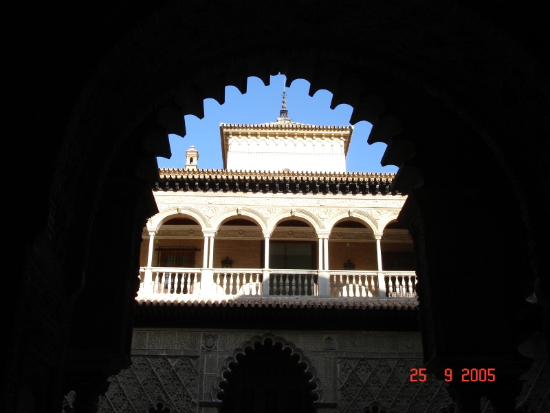 Une vue magnifique d’un palais d’une des fenêtres d’un autre palais. Alcazars royaux, Séville Espagne