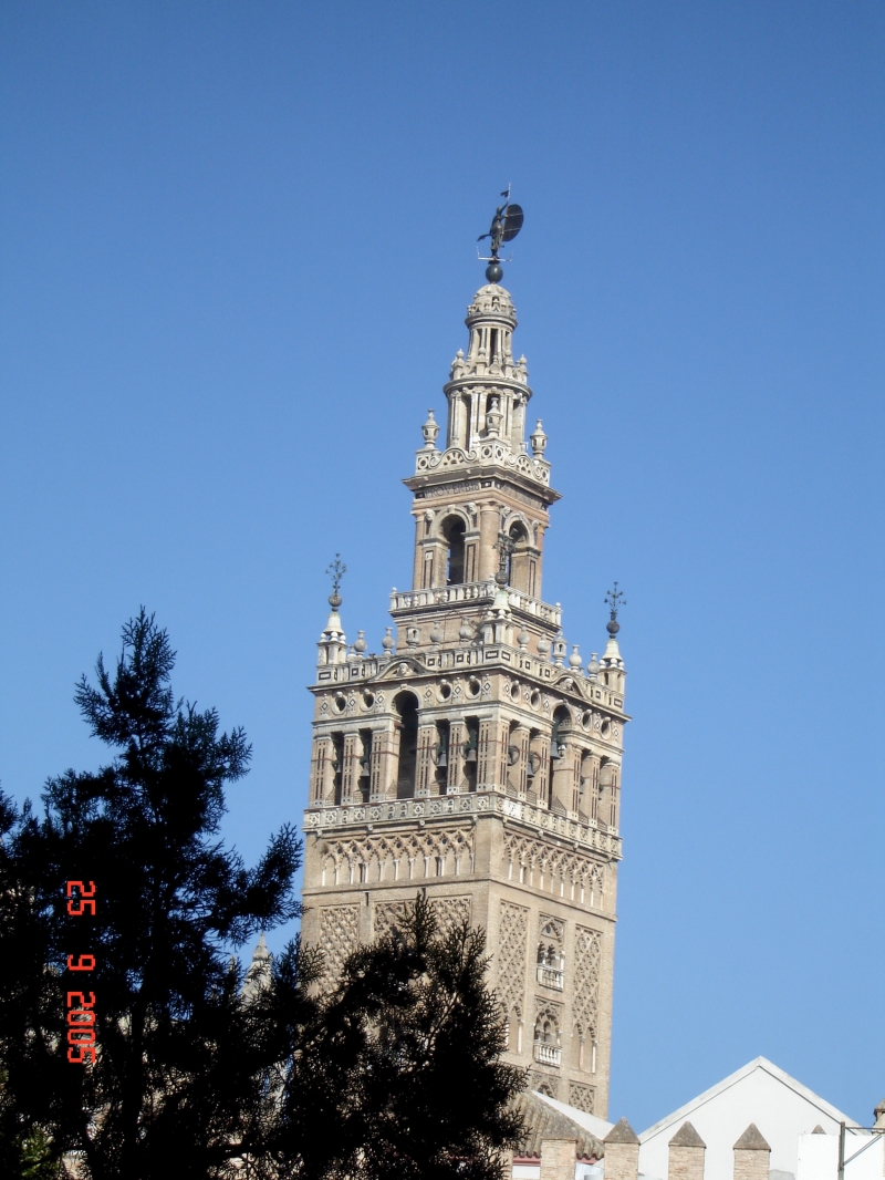 L’impressionnant clocher de la Giralda, la Cathédrale de Séville en Espagne