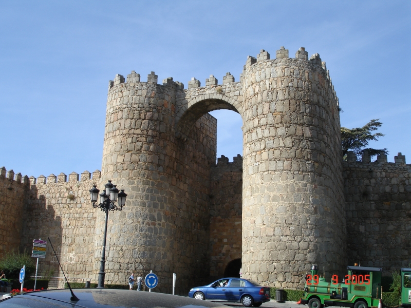 Une des portes de la muraille entourant le centre historique d’Avila en Espagne