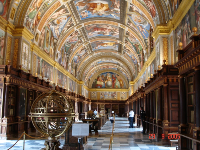 Vue de la bibliothèque de l’Escurial et de sa merveilleuse voûte. San Lorenzo del Escorial, Espagne