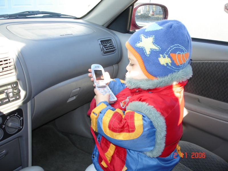 Félix au téléphone dans l'auto de son grand-papa