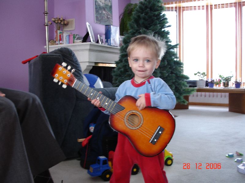 Félix à la guitare