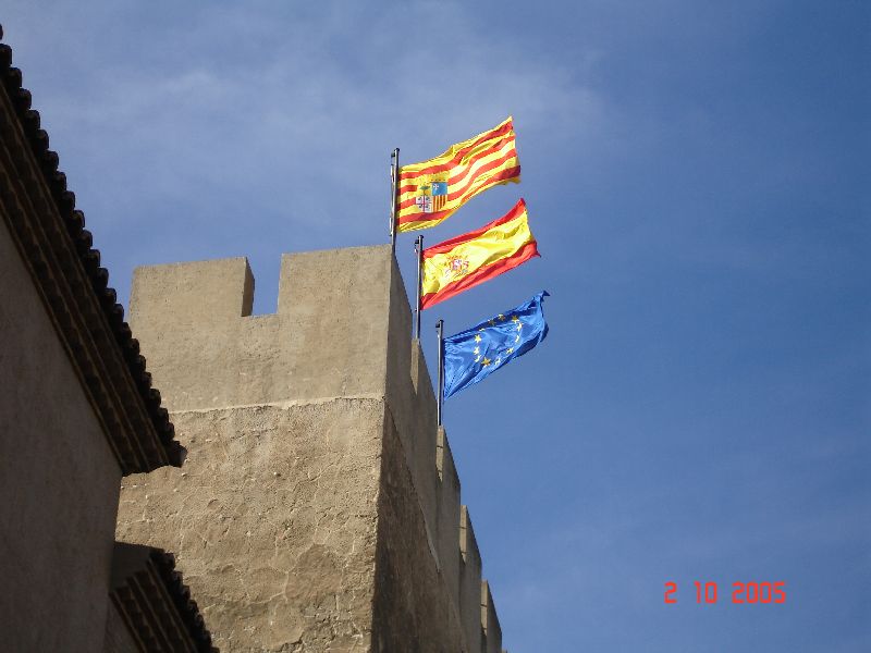 Les drapeaux flottent aux mats du Castillo de la Aljaferia, Zaragoza, Espagne