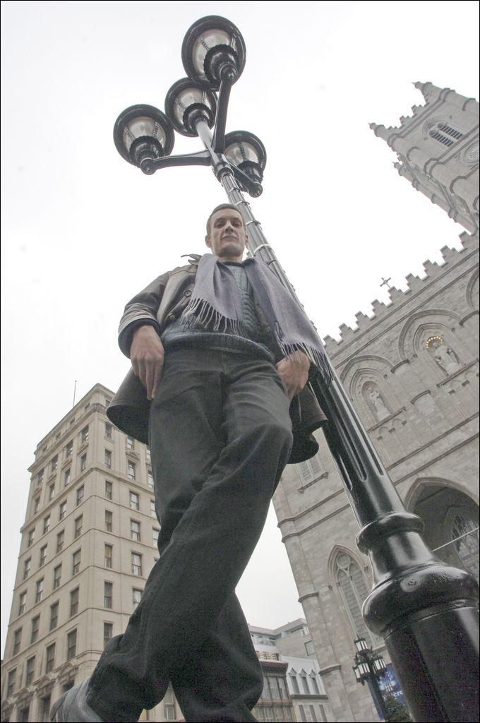 L'homme-statue Stephan Wikaryjak, à visage découvert