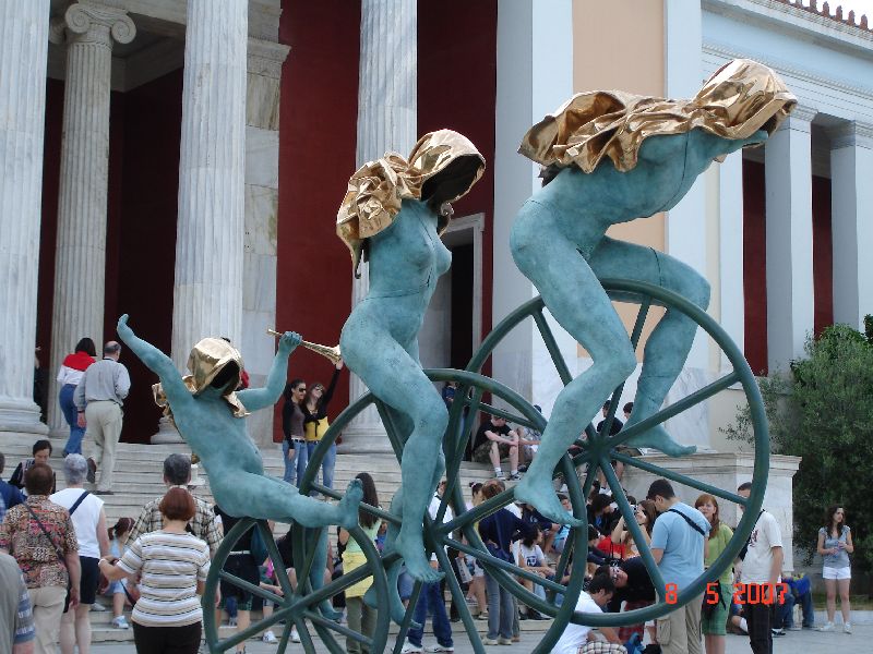 Sculpture moderne à l’entrée du Musée archéologique national d’Athènes en Grèce