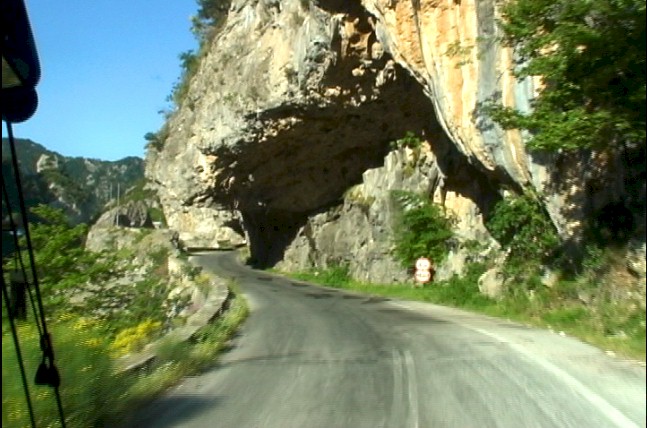 Route d’Argolide sculptée dans le roc