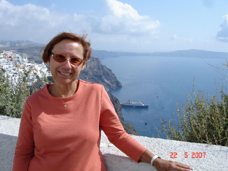 Céline pose au sommet de Théra (Fira), Santorin, Grèce
