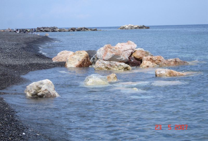 Plage de sable noir à Kamari, Santorin, Grèce