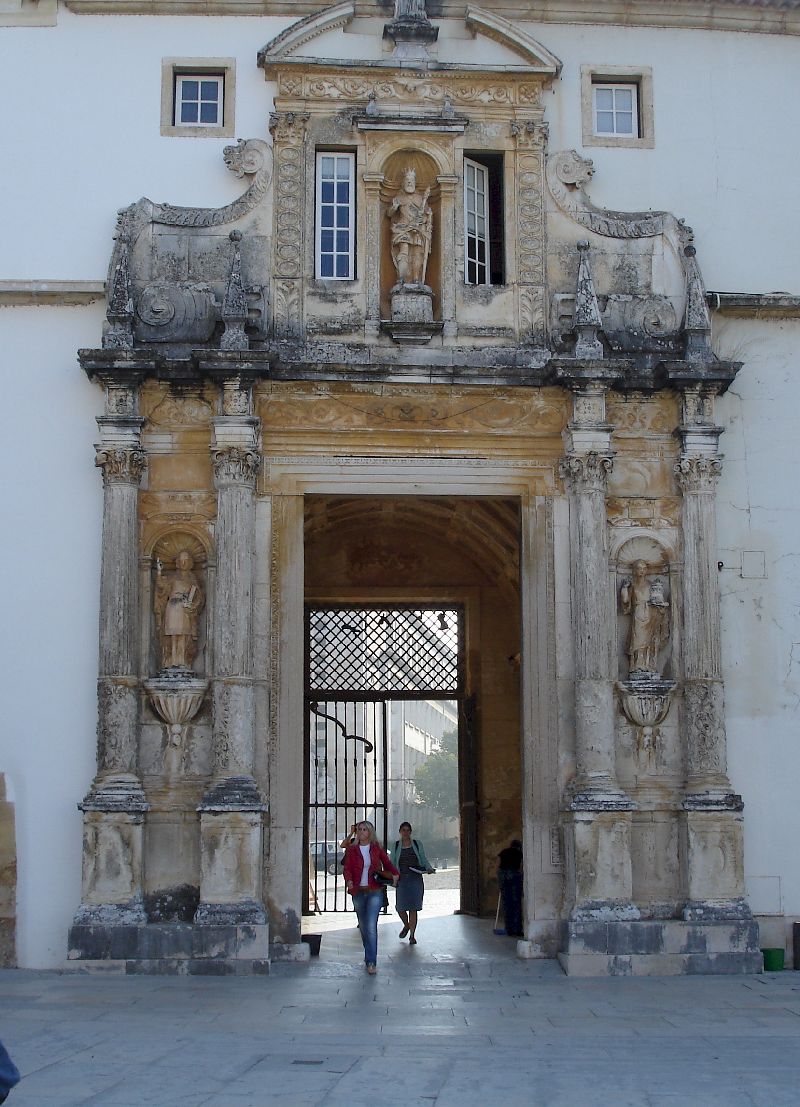La Porta Férrea s’ouvre sur la grande cour de l’université de Coimbra, Portugal