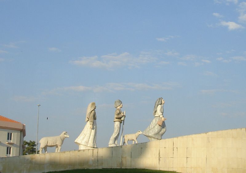 Sculpture de Lucia, Francisco et Jacinta menant les moutons aux pâturages, Fátima, Portugal