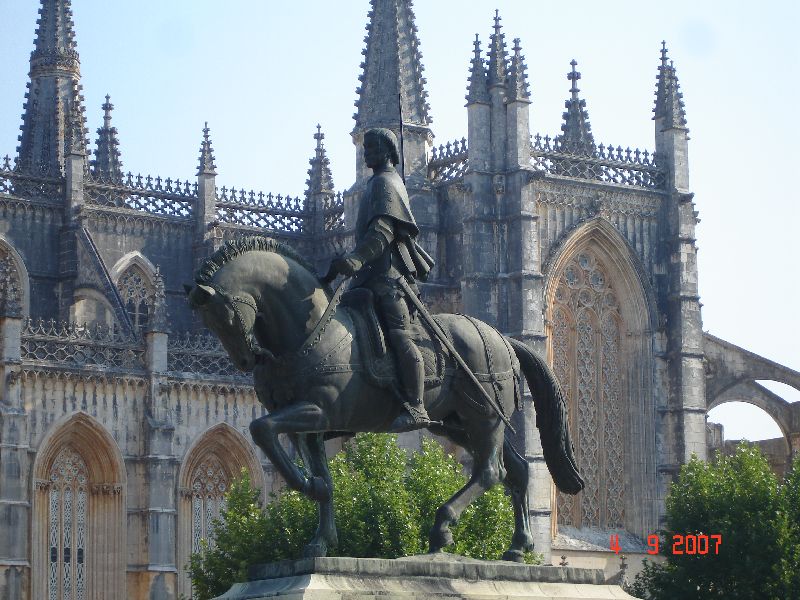 Statue de Nuno Álvares Pereira avec en arrière-plan l’abbaye dominicaine de Santa Maria da Vitória à Batalha, Portugal