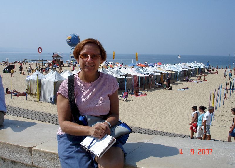 Céline devant la plage à Nazaré, Portugal
