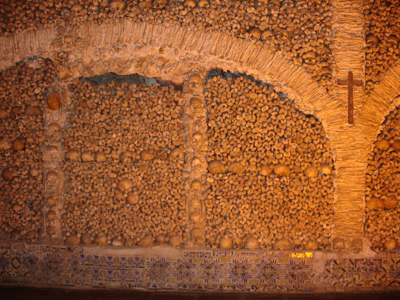 Un mur de la chapelle des ossements, Évora, Portugal