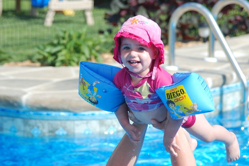 Chloé raffole de la piscine!