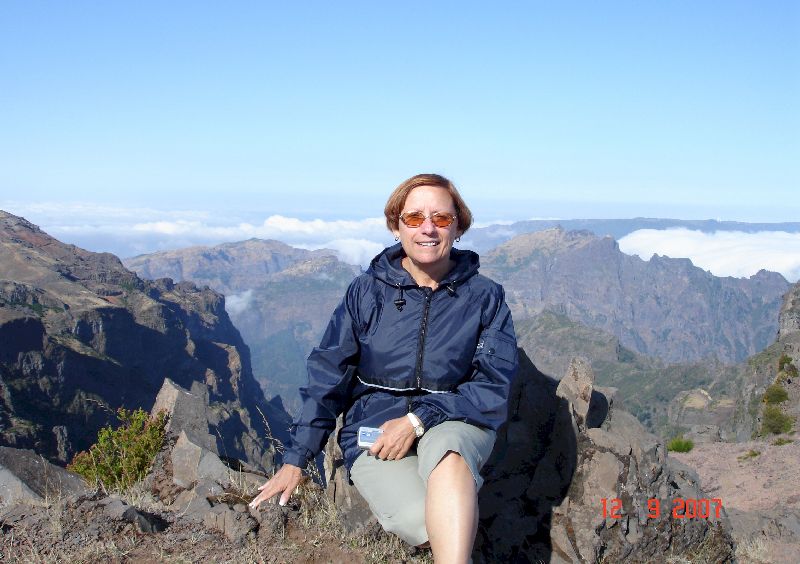 Céline pose au sommet du Pico do Arieiro, Madère, Portugal