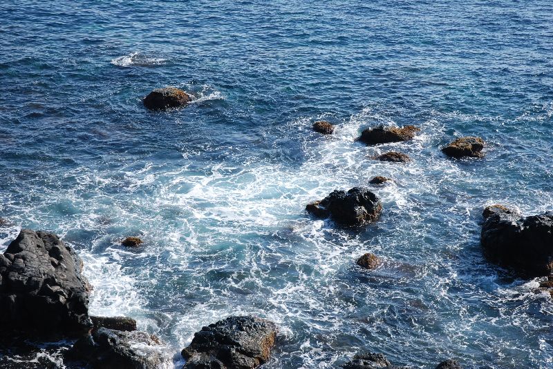 Rochers de basalte sur la Riviera des Cyclopes, Riviera dei Ciclopi, Acireale, Italie