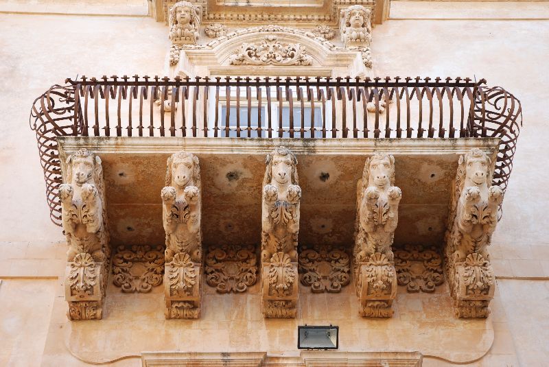 Balcon baroque du Pallazo Nicolaci, Noto, Italie