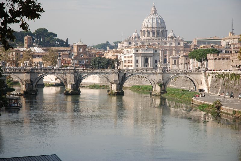 La basilique Saint-Pierre de Rome vue d’un des nombreux ponts qui enjambent le Tibre, Rome, Italie