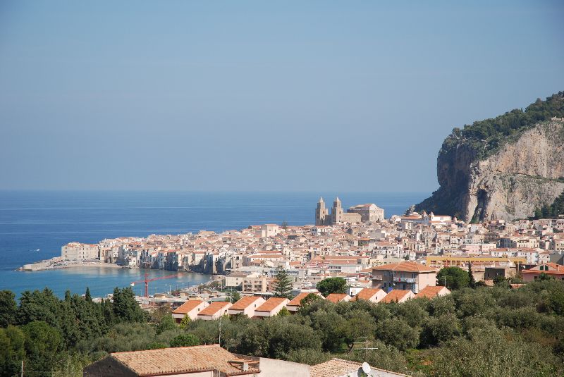 Cefalù, au pied d’un promontoire rocheux, Sicile, Italie