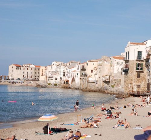 Petite plage de Cefalù, Sicile, Italie