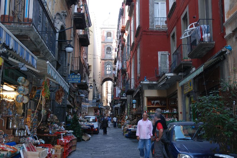 Naples et son très animé quartier Spacca Napoli!