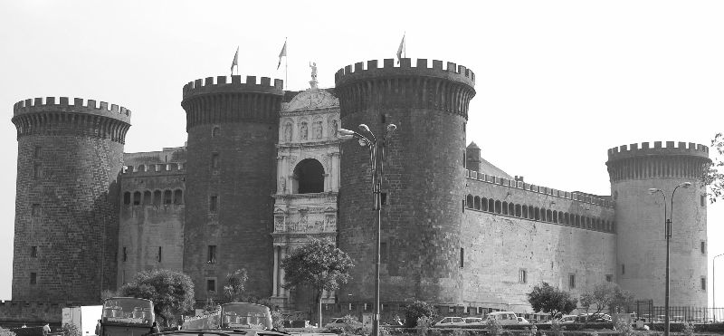 Une impressionnante forteresse médiévale au cœur de la ville de Naples : le Castel Nuovo