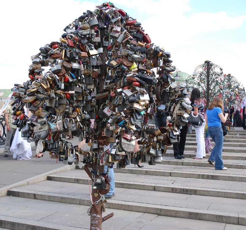 Arbre à cadenas sur le pont Luzhkova, Russie
