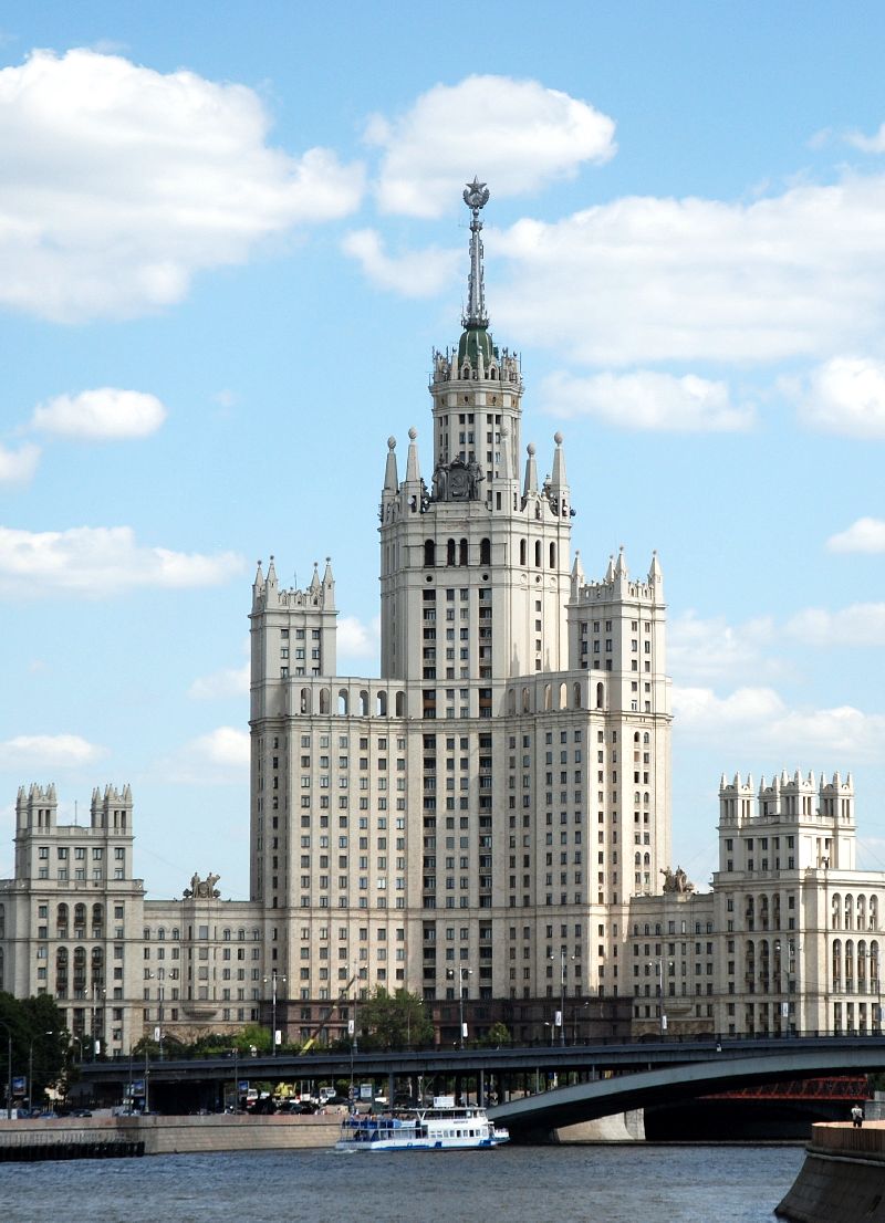 Édifice de style stalinien vu de la Moskova, Moscou, Russie
