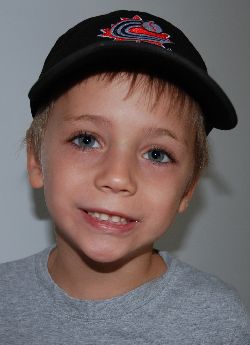 Félix arborant sa casquette noire du programme Rallye Cap