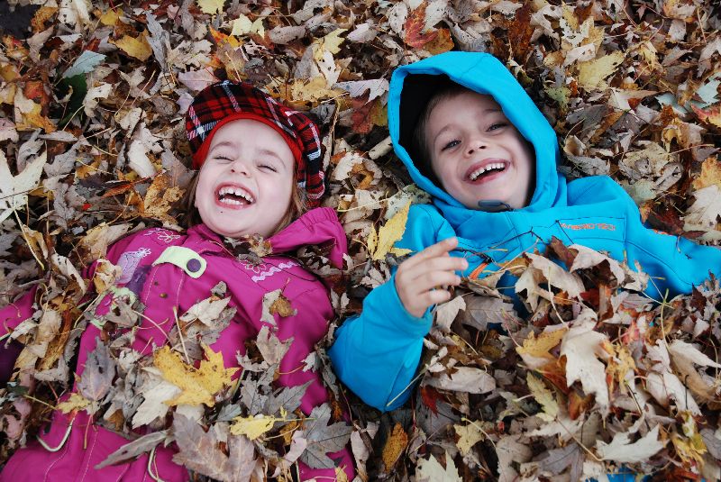Chloé et Félix dans les feuilles