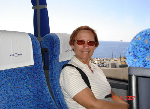 9 septembre 2007, Céline bien installée dans l'autocar qui nous mène à notre hôtel à Funchal sur l'île portugaise de Madère
