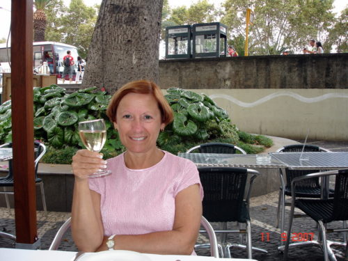 11 septembre 2007, un verre de vin blanc sur la terrasse de la piscine de notre hôtel à Funchal, Madère, Portugal.