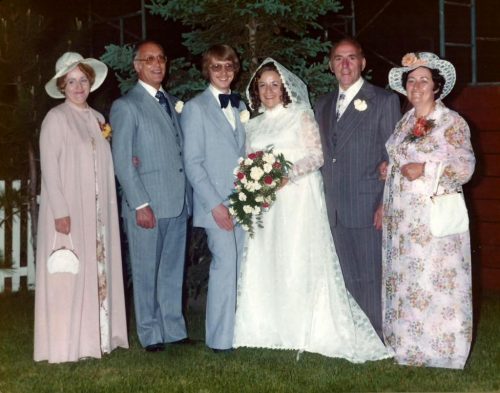 Céline et Jacques entourés des parents de Jacques à gauche et des parents de Céline à droite