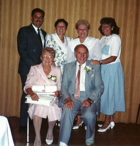 Photo de famille prise lors du 45e annivesaire de mariage de Réjane et Rolland Pichette, en juillet 1991. Dans l'ordre habituel pour la deuxième rangée : Michel, Céline, Micheline et Sylvie, les quatre enfants de la famille!
