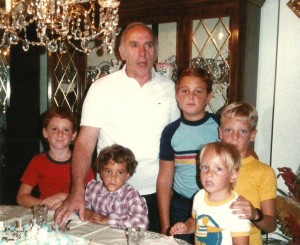 Août 1982, monsieur Pichette entouré de ses petits-enfants. Jean-François, Mylène, Christian, Marc-André et Yannick. Plus tard, Guillaume deviendra le sixième petit-enfant!