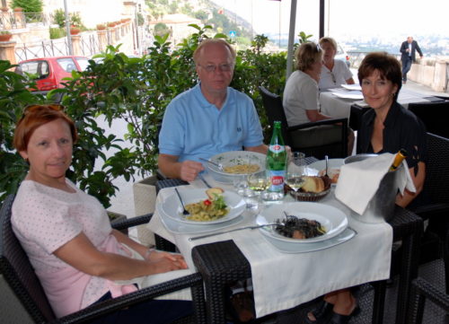 Agréable dîner en compagnie de nos amis Claude et Carole le 17 octobre 2008, tout près de Palerme!