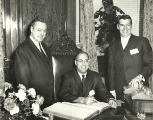 Le voici d'ailleurs lors de la signature d'une convention collective avec messieurs Gérard Niding et Gérard Shanks.