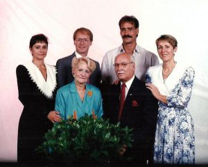 Une dernière photo de famille avec ma mère... Martine, moi, Daniel et Louise derrière nos parents!