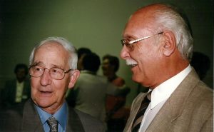 Mon père avec un homme qu'il a beaucoup apprécié, le curé de la paroisse Sainte-Angèle de Mérici, Fernand Bélanger.
