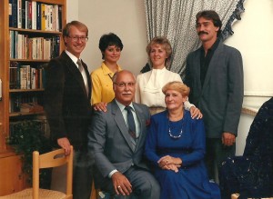 Photo de famille qui, je crois, a été prise en 1990 ou 1991. Debout derrière nos parents : Jacques, Martine, Louise et Daniel.