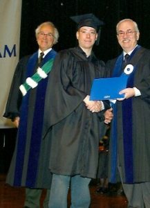 Au terme de l'année scolaire 2001, Marc-André obtient son baccalauréat. Le voici, le 20 octobre 2002, lors de la cérémonie de Graduation à l'UQAM.