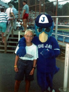 Évidemment, à chacun de nos voyages sur la côte Est, c'est inévitable, nous nous rendons à un match de baseball. Ici, Marc-André pose avec la mascotte des Blue Jays de Myrtle Beach!