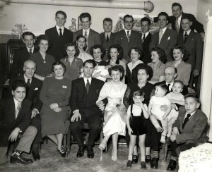 Lors des fiançailles, une grande soirée se tient chez les Nadon, les deux familles et de nombreux amis sont alors présents!