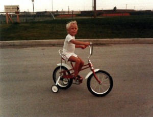 Printemps 1985, Marc-André a cinq ans... et une bicyclette qu'il apprend à maîtriser!