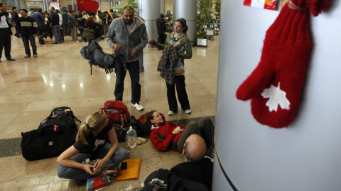 Des Canadiens attendent l'occasion de quitter l'Égypte à l'aéroport du Caire