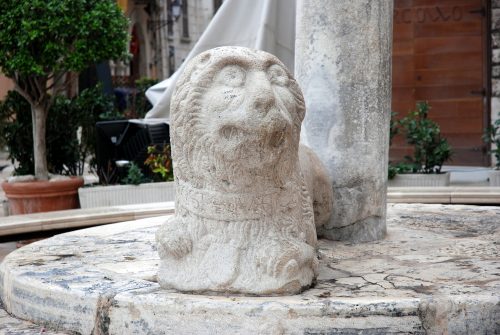 Colonne de la justice, Bari, Pouilles, Italie